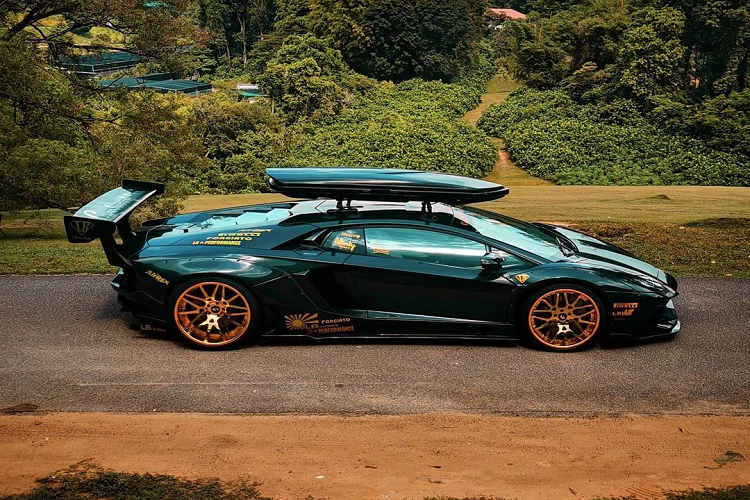 Giống như Mansory, Liberty Walk là một trong những hãng độ "điên rồ" nhất. Thương hiệu Nhật Bản nổi tiếng với việc cung cấp những bộ bodykit giúp chiều rộng của siêu xe Lamborghini Aventador gia tăng đáng kể nhờ việc cắt bỏ các chi tiết nguyên bản và cố định những chi tiết độ bằng đinh tán.