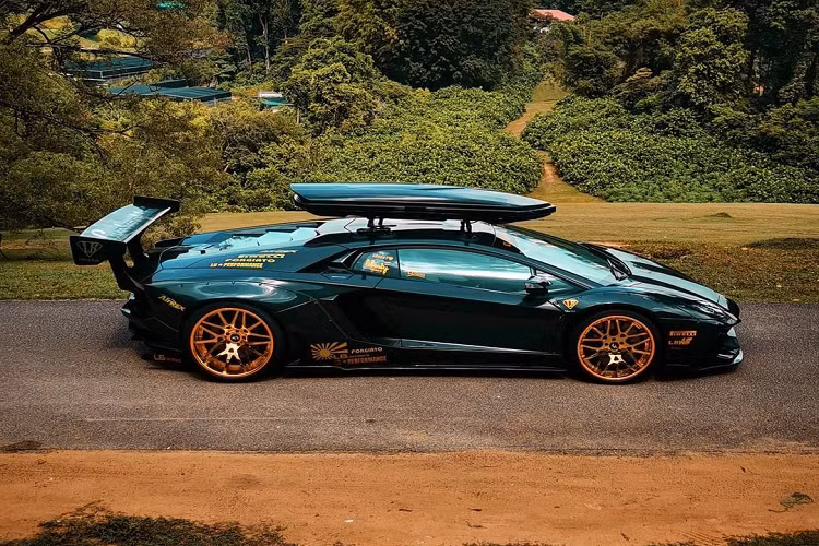 Giống như Mansory, Liberty Walk là một trong những hãng độ "điên rồ" nhất. Thương hiệu Nhật Bản nổi tiếng với việc cung cấp những bộ bodykit giúp chiều rộng của siêu xe Lamborghini Aventador gia tăng đáng kể nhờ việc cắt bỏ các chi tiết nguyên bản và cố định những chi tiết độ bằng đinh tán.