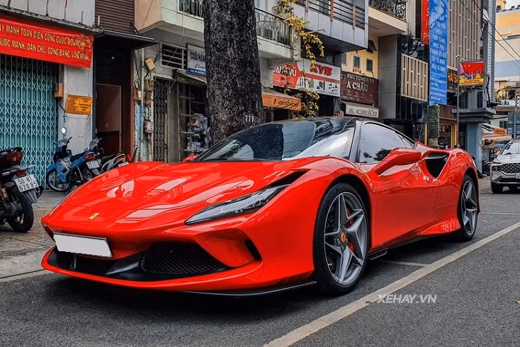 "Siêu ngựa" có thể tăng tốc 0-100 km/h trong 2,9 giây, 0-200 km/h trong 7,9 giây và đạt vận tốc tối đa 340 km/h. Để hỗ trợ sức mạnh này F8 Tributo được trang bị hệ thống kiểm soát góc trượt bên Slide Slip Angle Control phiên bản 6.1 và hệ thống cải thiện động học Ferrari Dynamic Enhancer (FDE+) có thể kích hoạt khi ở chế độ "Race".