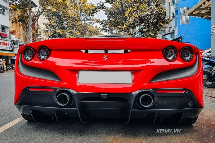 Xe được trang bị bộ mâm 5 chấu kép hình ngôi sao dạng xoay kích thước 20 inch, đi kèm lốp Pirelli P ZERO kích cỡ 245/35ZR20 ở bánh trước và 305/30ZR20 ở bánh sau. Tương tự 488 Pista, thân xe khí động học của F8 Tributo được Ferrari phát triển trực tiếp trên đường đua. Vì vậy mà xe có một số tính năng giống như siêu xe đua, có thể kể đến như bộ tản nhiệt mạnh mẽ phía trước hay khe hút gió làm mát động cơ đặt ở hai bên của cánh lướt gió thay vì hai bên sườn.