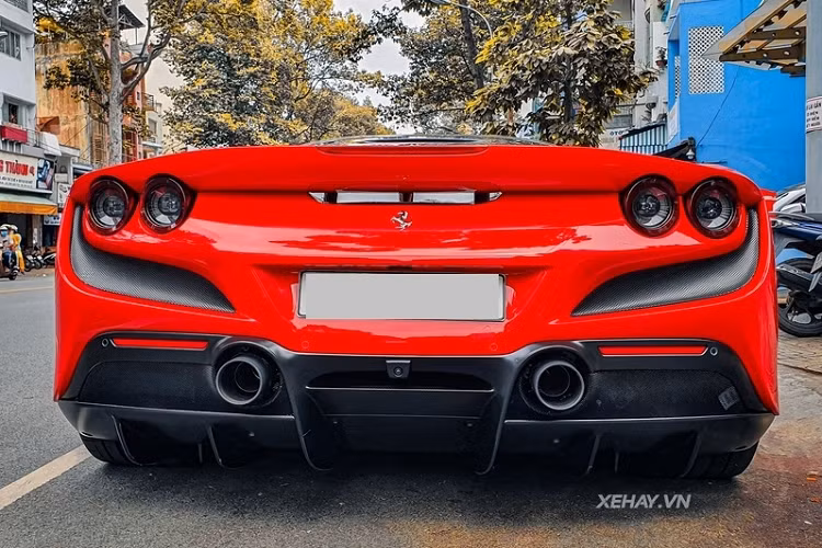 Xe được trang bị bộ mâm 5 chấu kép hình ngôi sao dạng xoay kích thước 20 inch, đi kèm lốp Pirelli P ZERO kích cỡ 245/35ZR20 ở bánh trước và 305/30ZR20 ở bánh sau. Tương tự 488 Pista, thân xe khí động học của F8 Tributo được Ferrari phát triển trực tiếp trên đường đua. Vì vậy mà xe có một số tính năng giống như siêu xe đua, có thể kể đến như bộ tản nhiệt mạnh mẽ phía trước hay khe hút gió làm mát động cơ đặt ở hai bên của cánh lướt gió thay vì hai bên sườn.