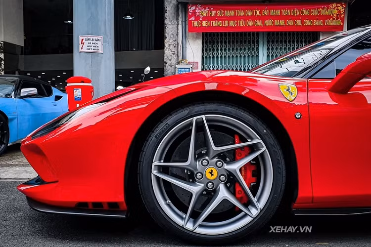 So với 488 GTB, siêu xe Ferrari F8 Tributo có kiểu dáng cứng cáp và thể thao hơn nhờ sở hữu nhiều đường cắt xẻ góc cạnh lấy cảm hứng từ chiếc 308 GTB. Thân xe có nhiều đường gân dập nổi.