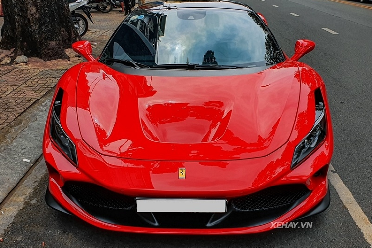 Đầu xe được thiết kế theo ngôn ngữ S-Duct (lần đầu xuất hiện trên 488 Pista) giúp tăng 15% lực ép xuống mặt đường so với 488 GTB. Nổi bật là đèn pha LED nằm ngang thanh mảnh, gọn gàng hơn, các khe hút gió mới giúp tăng tính khí động học.