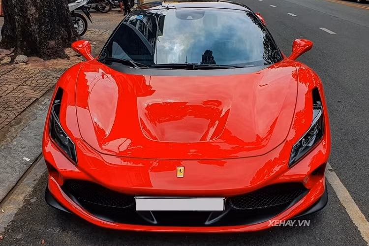 Đầu xe được thiết kế theo ngôn ngữ S-Duct (lần đầu xuất hiện trên 488 Pista) giúp tăng 15% lực ép xuống mặt đường so với 488 GTB. Nổi bật là đèn pha LED nằm ngang thanh mảnh, gọn gàng hơn, các khe hút gió mới giúp tăng tính khí động học.