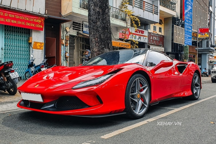 Đáng chú ý, nắp khoang động cơ dạng Lexan khoét lớn của Ferrari F8 Tributo hàng hiếm này khá giống với mẫu xe huyền thoại Ferrari F40. Bên dưới nắp khoang động cơ này là cỗ máy tăng áp kép V8 3.9L sản sinh công suất 720 mã lực và mô-men xoắn cực đại 770 Nm.