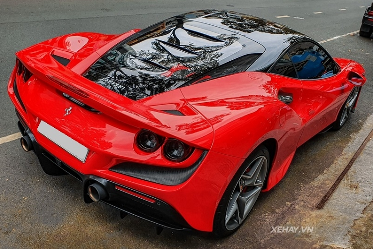 Ở phía sau, nắp động cơ của F8 Tributo lại gợi nhớ đôi chút tới huyền thoại F40. Cụm đèn hậu là loại hai cặp đèn tròn mỗi bên đặc trưng của thương hiệu, phía bên dưới chúng ta sẽ bắt gặp hai ống xả hình tròn rất phù hợp với tổng thể chiếc xe. Cánh gió sau lấy cảm hứng từ chiếc 308 GTB.