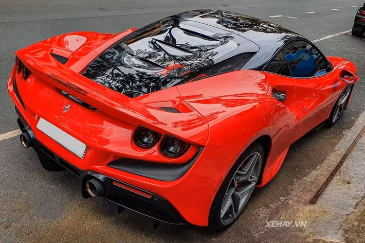 Ở phía sau, nắp động cơ của F8 Tributo lại gợi nhớ đôi chút tới huyền thoại F40. Cụm đèn hậu là loại hai cặp đèn tròn mỗi bên đặc trưng của thương hiệu, phía bên dưới chúng ta sẽ bắt gặp hai ống xả hình tròn rất phù hợp với tổng thể chiếc xe. Cánh gió sau lấy cảm hứng từ chiếc 308 GTB.