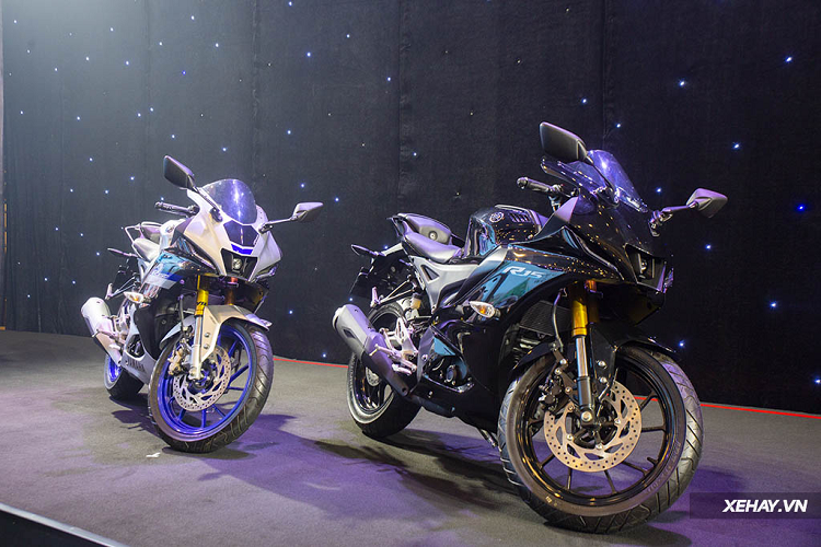 Bên cạnh Yamaha NVX và Grande thì "át chủ bài" gây được nhiều sự chú ý nhất tại sự kiện ra mắt lần này chính là mẫu môtô R15 thế hệ mới. Giống với những thông tin đồn đoán bên lề trước đó, Yamaha R15V4 đã xuất hiện kèm theo rất nhiều nâng cấp đáng giá - và được coi như là "tiếng chuông báo tử" của "đối thủ" Honda CBR150R.