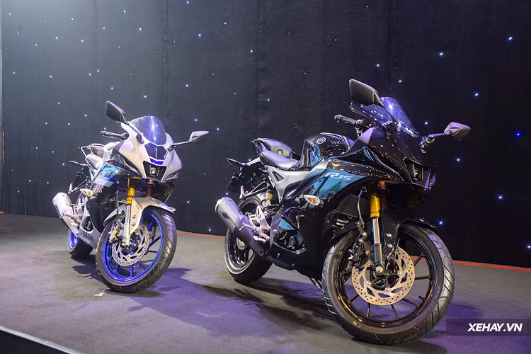 Bên cạnh Yamaha NVX và Grande thì "át chủ bài" gây được nhiều sự chú ý nhất tại sự kiện ra mắt lần này chính là mẫu môtô R15 thế hệ mới. Giống với những thông tin đồn đoán bên lề trước đó, Yamaha R15V4 đã xuất hiện kèm theo rất nhiều nâng cấp đáng giá - và được coi như là "tiếng chuông báo tử" của "đối thủ" Honda CBR150R.