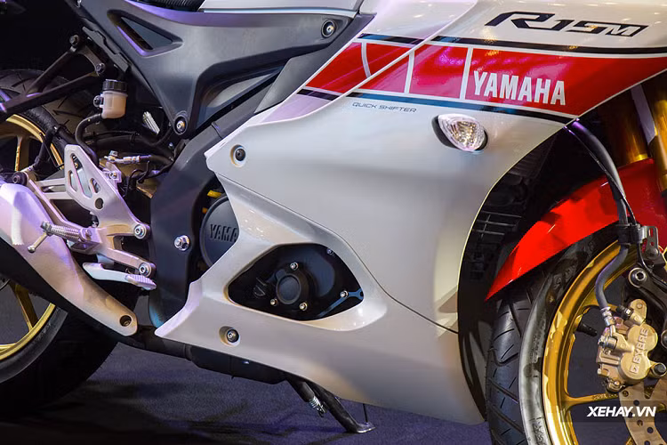Trong đó, nâng cấp nổi bật nhất chính là khối động cơ 155cc với công suất cực đại có thể lên tới 19,1 mã lực và mô-men xoắn cực đại đạt 14,7 Nm tại 8.500 vòng/phút. Nhờ có công nghệ van biến thiên VVA đi kèm hộp số 6 cấp, R15V4 sẽ cho khả năng vận hành mạnh mẽ, linh hoạt hơn nhưng đồng thời lại cũng rất tiết kiệm.