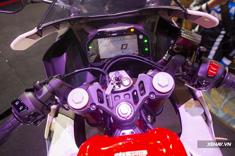 Danh sách trang bị trên Yamaha R15V4 mới cũng dễ khiến các đối thủ nản lòng, với hàng hà sa số những "đồ chơi" vô cùng xịn xò: Phanh đĩa trước 2 piston, phuộc trước dạng Upside Down, phuộc sau monoshock sơn màu tương phản, hệ thống đèn full LED kèm cả đèn demi, đồng hồ điện tử LCD đi kèm kết nối Y-Connect mới.