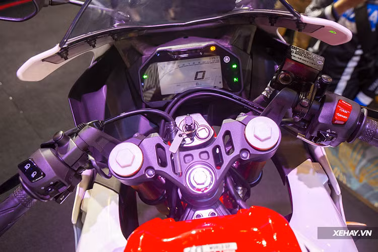 Danh sách trang bị trên Yamaha R15V4 mới cũng dễ khiến các đối thủ nản lòng, với hàng hà sa số những "đồ chơi" vô cùng xịn xò: Phanh đĩa trước 2 piston, phuộc trước dạng Upside Down, phuộc sau monoshock sơn màu tương phản, hệ thống đèn full LED kèm cả đèn demi, đồng hồ điện tử LCD đi kèm kết nối Y-Connect mới.
