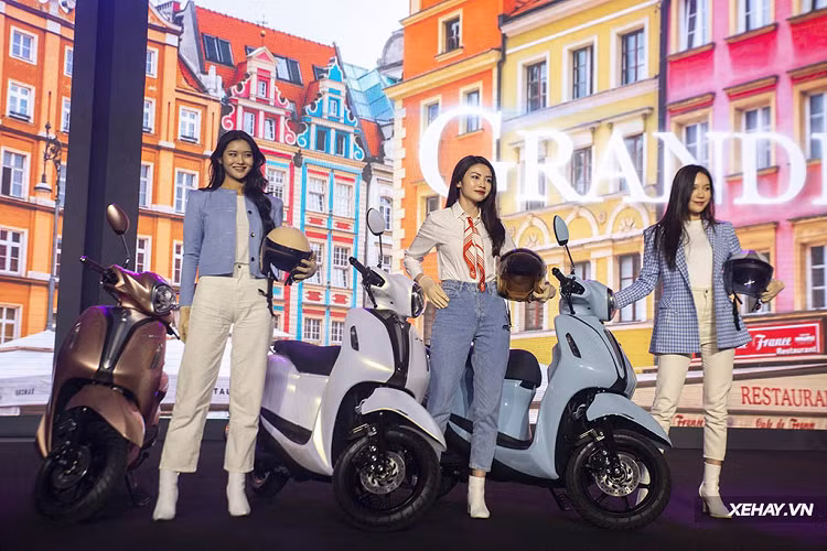 Mẫu xe tay ga Grande phiên bản mới 2022 được Yamaha Việt Nam giới thiệu ra thị trường với 3 phiên bản: tiêu chuẩn, cao cấp và giới hạn. Trong đó các màu sắc hấp dẫn nhất có thể kể tới như: xanh đen, hồng ánh đồng, bạc đen, xám đen, đỏ đen hay trắng đen.
