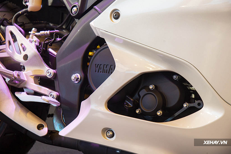 Bộ ly hợp chống trượt cũng cho phép người cầm lái có thể tự tin lên hoặc về số gấp mà không gây ra hiện tượng khóa bánh - mất lực kéo hoặc lực hãm. Thêm nữa, R15V4 thế hệ mới đã được Yamaha trang bị đi kèm hệ thống phanh ABS 2 kênh cho cả bánh trước và bánh sau.