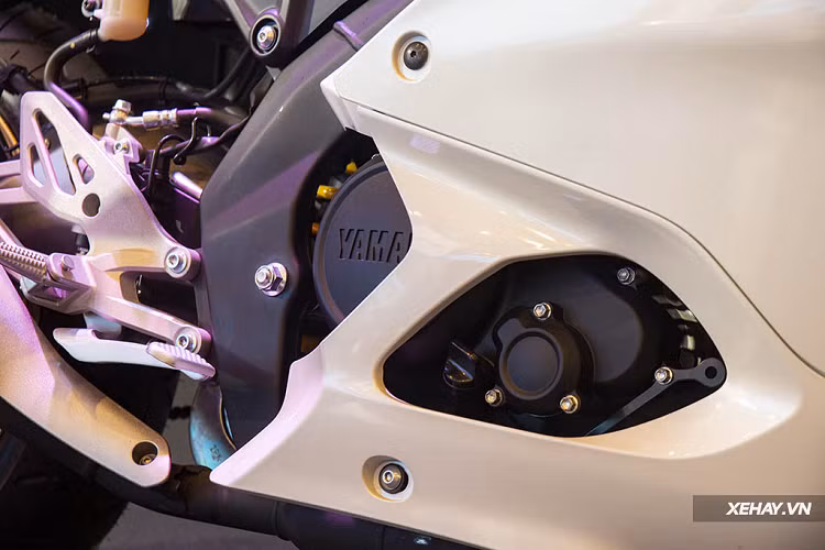 Bộ ly hợp chống trượt cũng cho phép người cầm lái có thể tự tin lên hoặc về số gấp mà không gây ra hiện tượng khóa bánh - mất lực kéo hoặc lực hãm. Thêm nữa, R15V4 thế hệ mới đã được Yamaha trang bị đi kèm hệ thống phanh ABS 2 kênh cho cả bánh trước và bánh sau.