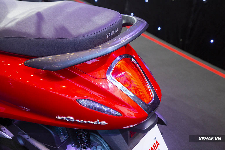 Cụ thể, phần đầu và đuôi xe đã được tái thiết kế, với ngôn ngữ tối giản và hiện đại hơn. Phía trước xe bổ sung thêm đèn định vị dạng LED đặt dọc, tăng thêm tính nhận diện. Hai đèn xi-nhan lớn cũng đã được thu gọn kích thước gọn gàng hơn.