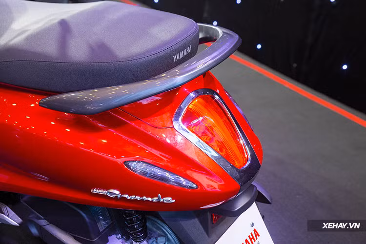 Cụ thể, phần đầu và đuôi xe đã được tái thiết kế, với ngôn ngữ tối giản và hiện đại hơn. Phía trước xe bổ sung thêm đèn định vị dạng LED đặt dọc, tăng thêm tính nhận diện. Hai đèn xi-nhan lớn cũng đã được thu gọn kích thước gọn gàng hơn.