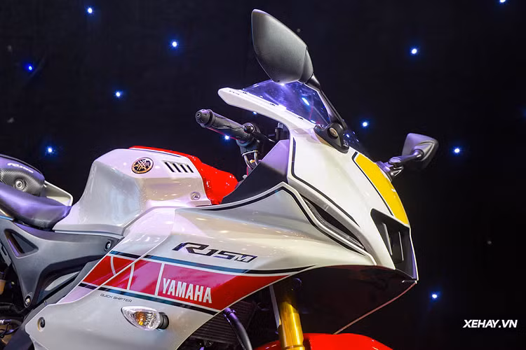 Tiếp theo trên Yamaha R15 2022 mới, trang bị khiến các đối thủ phải "chán ngán" chính là công nghệ sang số nhanh một chiều Quick Shifter, cho phép người lái đá lên số mà không cần cắt côn, nhằm rút ngắn thời gian chuyển số.