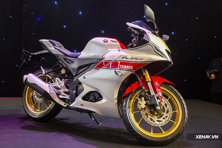 Mẫu môtô phân khối nhỏ R15 được hãng định vị như là "King of Circut" - ông hoàng đường đua - với những trang bị gây sửng sốt không chỉ các đối thủ mà thậm chí những đàn anh khác cũng phải e dè. Cùng với đó, nâng cấp thiết kế trên R15 mới cũng hiện đại hơn đáng kể, mặc dù phiên bản trước cũng đã vô cùng bắt mắt.