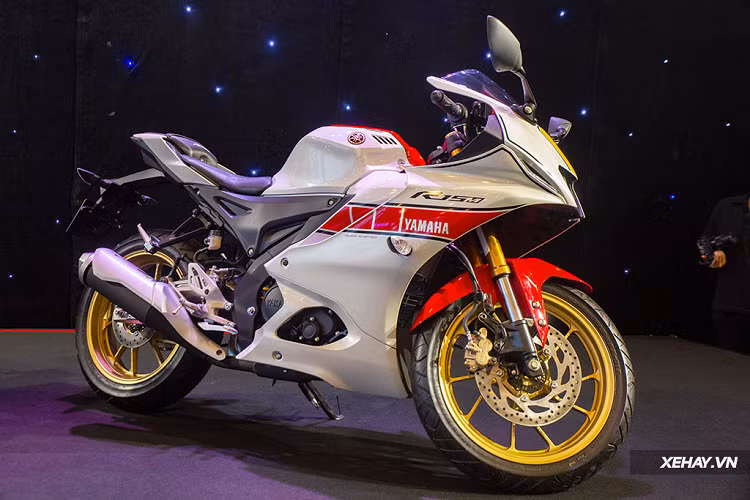 Mẫu môtô phân khối nhỏ R15 được hãng định vị như là "King of Circut" - ông hoàng đường đua - với những trang bị gây sửng sốt không chỉ các đối thủ mà thậm chí những đàn anh khác cũng phải e dè. Cùng với đó, nâng cấp thiết kế trên R15 mới cũng hiện đại hơn đáng kể, mặc dù phiên bản trước cũng đã vô cùng bắt mắt.