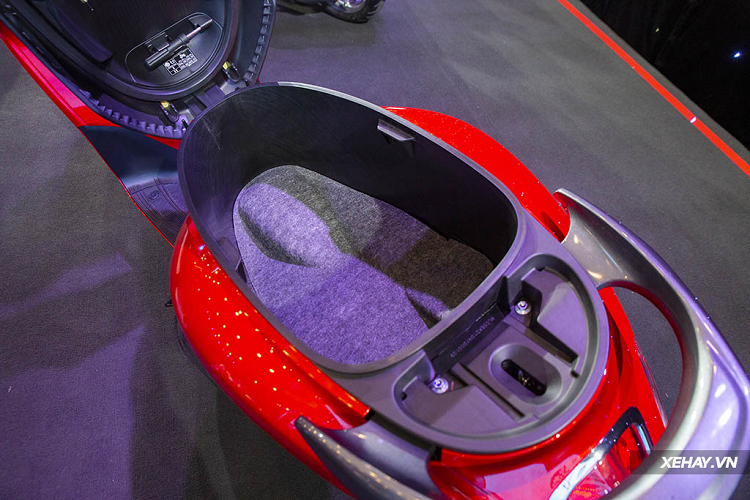 Yamaha cũng đã bổ sung cho những "quý cô trẻ" đi Grande hàng loạt tiện ích rất đáng chú ý mà đối thủ Honda Lead chắc chắn còn phải chạy theo dài dài, gồm: đồng hồ điện tử đi kèm kết nối Y-Connect, cổng sạc điện thoại kết hợp hốc đựng đồ tiện dụng, chìa khóa thông minh, cốp 27L và nắp bình xăng tiện lợi ngay sau yếm xe.