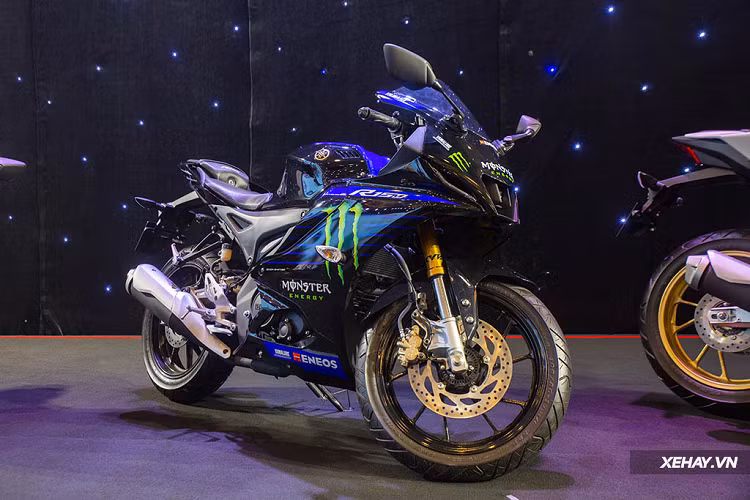 Bên cạnh đó, nhà sản xuất Nhật Bản cũng cung cấp rất nhiều phụ kiện độ chính hãng dành cho "tiểu vương đường đua" R15V4, như: nắp và miếng dán bình xăng, tay côn - phanh, bộ tay côn phanh ABS, gù tay lái, mũ bảo hiểm fullface...