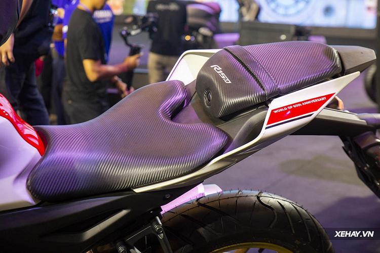 Dàn áo hai bên cũng như vị trí đuôi xe cũng nhận được những đường khoét - xẻ sâu và kín hơn, gia tăng khả năng vận hành khí động học thể thao cho R15V4. Cũng không thể bỏ qua các phụ kiện đẹp mắt như ốp pô màu xám, ghế sau vân carbon thể thao và đặc biệt là dàn tem xe "cực cháy".