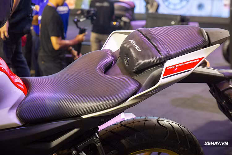 Dàn áo hai bên cũng như vị trí đuôi xe cũng nhận được những đường khoét - xẻ sâu và kín hơn, gia tăng khả năng vận hành khí động học thể thao cho R15V4. Cũng không thể bỏ qua các phụ kiện đẹp mắt như ốp pô màu xám, ghế sau vân carbon thể thao và đặc biệt là dàn tem xe "cực cháy".