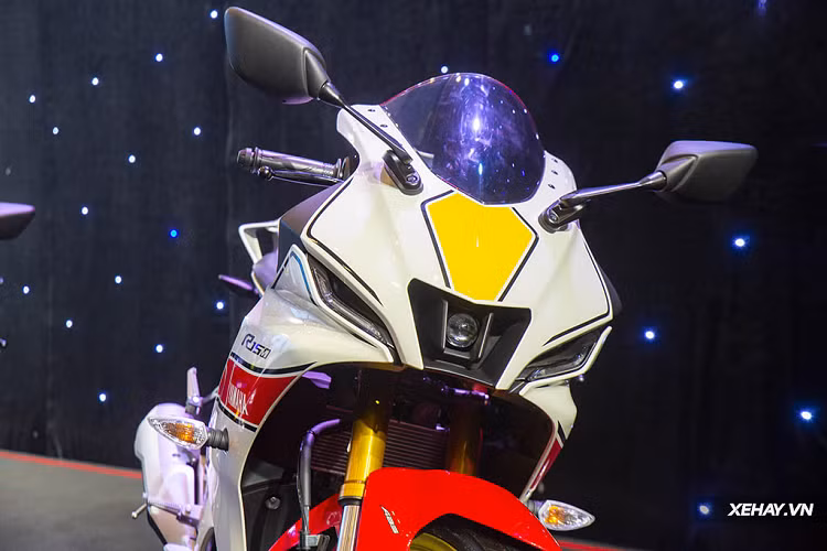 Bên cạnh đó, các chi tiết thiết kế cũng đã được chăm chút, đem lại diện mạo rất tương đồng với đàn anh R7 hầm hố. Đặc biệt, phần đầu xe vô cùng dữ dằn với bi LED đơn đã được đưa vào sâu bên trong. Bình xăng xe cũng được tái thiết kế tạo cảm giác góc cạnh và hiện đại hơn.