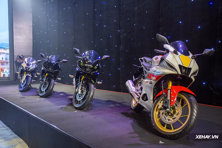 Yamaha R15V4 2022 chào sân với tổng cộng 4 phiên bản khác nhau, bao gồm: R15 tiêu chuẩn, R15M, R15M phiên bản kỷ niệm 60 năm và R15M phiên bản tem đặc biệt. Giá bán xe được niêm yết giao động từ 78 - 87 triệu đồng và lịch giao hàng dự kiến sẽ diễn ra ngay trong khoảng cuối tháng 9 này.