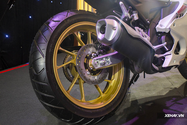 Cùng với đó là hệ thống kiểm soát lực kéo TCS mà thậm chí không ít mẫu ôtô hiện nay trên thị trường còn đang phải mơ ước được sở hữu! Bên cạnh đó, mẫu môtô 155 này còn được trang bị cả 2 chế độ lái riêng biệt: track mode và street mode.