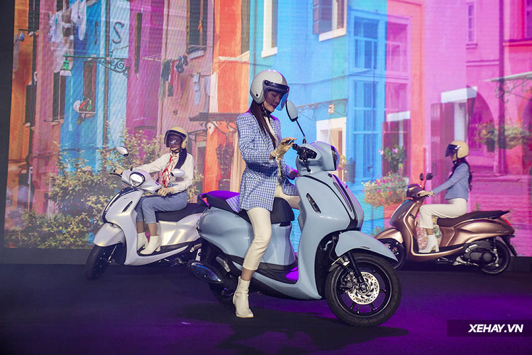 Danh sách trang bị nhiều và chất lượng dẫn đầu phân khúc trên Yamaha NVX cũng tiếp tục được duy trì, với đồng hồ điện tử LCD, công nghệ ngắt động cơ tạm thời - giúp tiết kiệm xăng khi dừng chờ đèn đỏ, chìa khóa thông minh Smartkey, cổng sạc điện thoại, cốp chứa đồ rộng rãi lên tới 25L và phuộc sau được trang bị giảm chấn dầu.