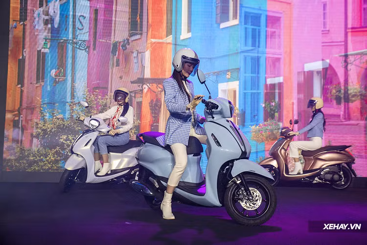 Danh sách trang bị nhiều và chất lượng dẫn đầu phân khúc trên Yamaha NVX cũng tiếp tục được duy trì, với đồng hồ điện tử LCD, công nghệ ngắt động cơ tạm thời - giúp tiết kiệm xăng khi dừng chờ đèn đỏ, chìa khóa thông minh Smartkey, cổng sạc điện thoại, cốp chứa đồ rộng rãi lên tới 25L và phuộc sau được trang bị giảm chấn dầu.