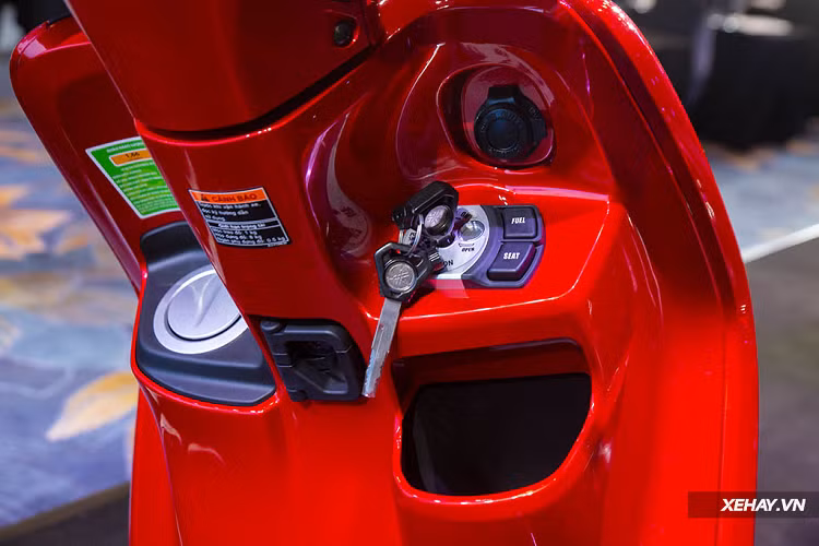 Yên xe thiết kế hai tầng trước đây đã nhường lại vị trí cho ghế ngồi dạng phẳng, với thiết kế vuốt vát gọn hơn, gia tăng sự thoải mái cho người cầm lái. Khu vực đuôi xe cũng nhận được rất nhiều thay đổi, như tay dắt tối màu đi cùng cụm đèn sau cực kỳ điệu đà và đẹp mắt.