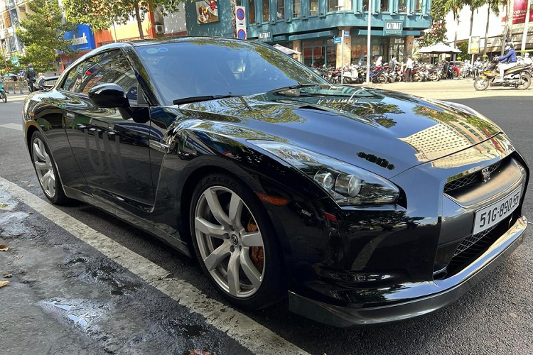 Chiếc Nissan GT-R của ông Đặng Lê Nguyên Vũ thuộc thế hệ R35, được trang bị động cơ V6, dung tích 3,8 lít, tăng áp kép sản sinh công suất tối đa 480 mã lực tại vòng tua máy 6.400 vòng/phút và mô-men xoắn cực đại 588 Nm tại dải vòng tua máy 3.200 đến 5.200 vòng/phút.