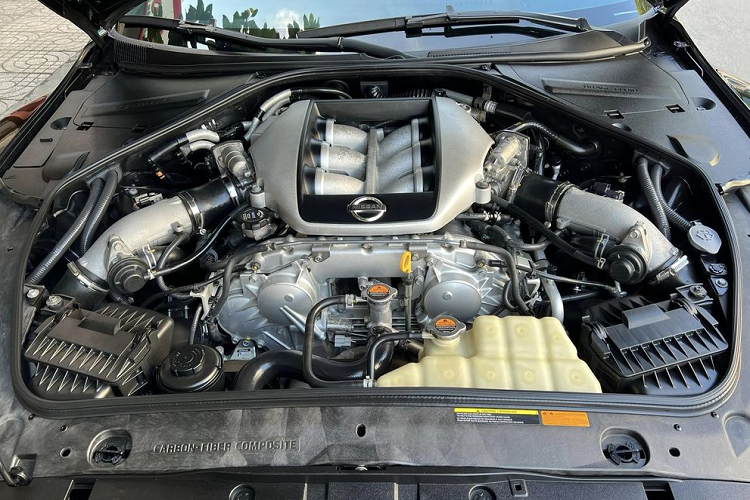 Chiếc Nissan GT-R thế hệ R35 này mang lớp sơn ngoại thất màu đen huyền bí với điểm nhấn là dòng chữ UN nằm ở 2 bên cửa xe, một chi tiết đặc biệt trên tất cả các mẫu xe mà ông Vũ sở hữu.