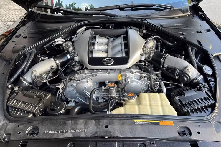 Chiếc Nissan GT-R thế hệ R35 này mang lớp sơn ngoại thất màu đen huyền bí với điểm nhấn là dòng chữ UN nằm ở 2 bên cửa xe, một chi tiết đặc biệt trên tất cả các mẫu xe mà ông Vũ sở hữu.