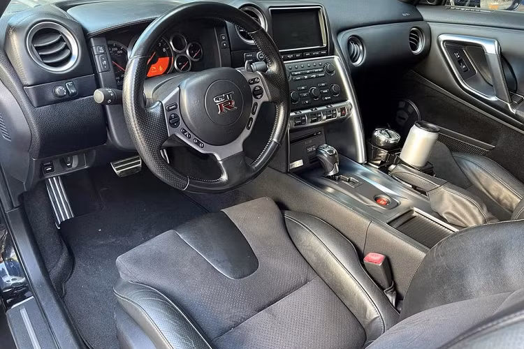 Trang bị nội thất đáng chú ý của xe gồm: ghế ngồi bọc da phối vải Alcantara, tích hợp chế độ sưởi. Màn hình trung tâm kích cỡ 8 inch, đồng hồ lái vẫn là dạng cơ. Xe đã được chủ nhân độ thêm khay để cốc.