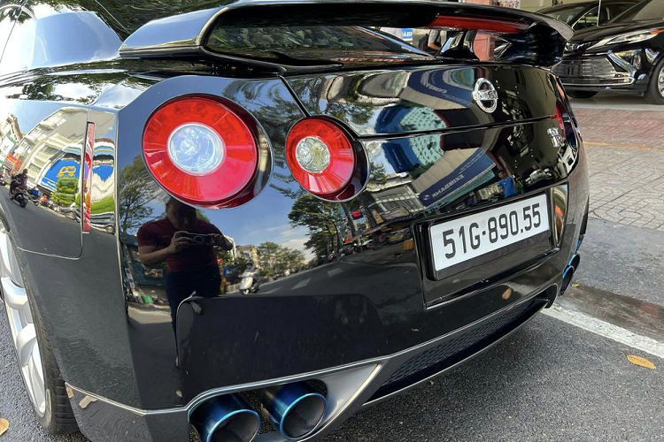 Tại Việt Nam hiện Nissan GT-R hàng hiếm chỉ có 5 chiếc và đây là chiếc duy nhất có ngoại thất màu đen. Theo một số nguồn tin, để sở hữu chiếc “xe đua đường phố” này, ông Vũ đã chi ra số tiền lên tới 8,7 tỷ đồng.