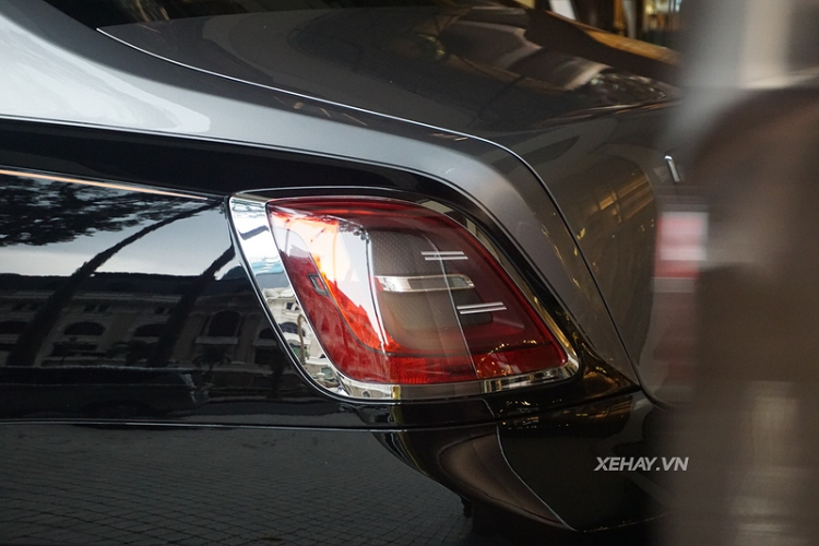 Ngoài ra, xe được trang bị hệ thống treo khí nén tân tiến có tên Planar Suspension System giúp gia tăng sự êm ái cho khách hàng. Đối với nội thất, Rolls-Royce Ghost 2021 có sự giao thoa nhẹ nhàng và đầy tinh tế giữa Phantom và Cullinan. Tất cả các chi tiết đều được mạ crôm sáng cho cảm giác sang trọng và tỉ mỉ.