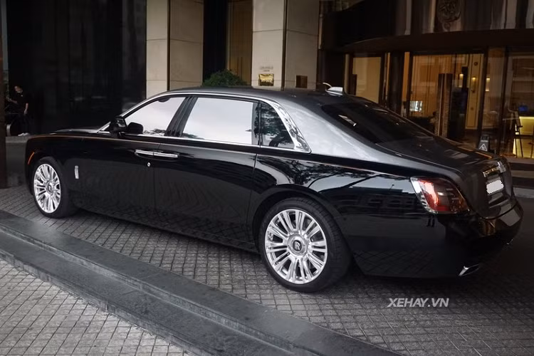 Chiếc Rolls-Royce Ghost trong bài có ngoại thất sơn hai tông màu lạ mắt với nửa trên xám còn nửa dưới là màu đen kết hợp với đường coachline màu cam "thửa riêng" chạy dọc hai bên hông xe. Xe thuộc phiên bản EWB với chiều dài cơ sở đạt 5.715 mm (bản tiêu chuẩn là 5.545 mm).