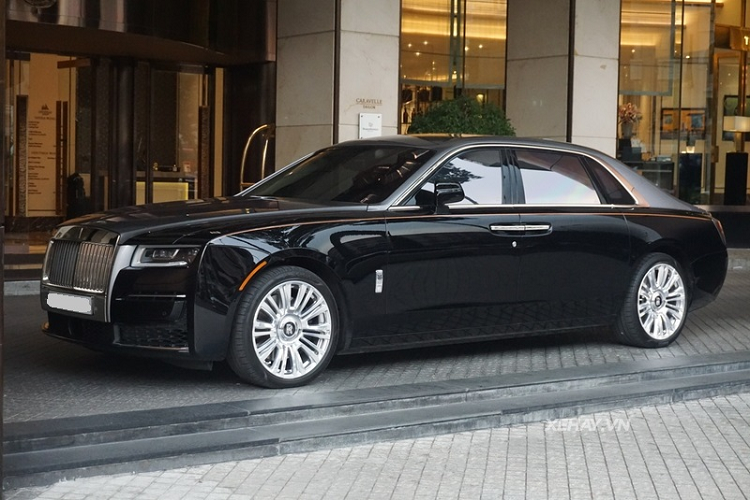 Tất nhiên, những chi tiết quen thuộc như cụm lưới tản nhiệt to bản mạ chrome hình ngôi đền Parthenon đặc trưng, cặp mắt LED sắc sảo với công nghệ đèn laser tối tân, hốc hút gió dài phía trên cản trước... vẫn hiện diện trên xe siêu sang Rolls-Royce Ghost mới.