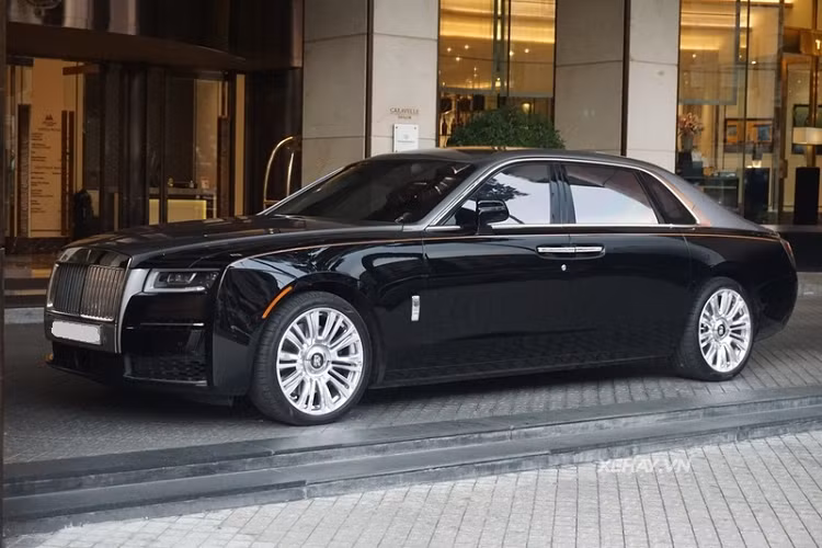 Tất nhiên, những chi tiết quen thuộc như cụm lưới tản nhiệt to bản mạ chrome hình ngôi đền Parthenon đặc trưng, cặp mắt LED sắc sảo với công nghệ đèn laser tối tân, hốc hút gió dài phía trên cản trước... vẫn hiện diện trên xe siêu sang Rolls-Royce Ghost mới.