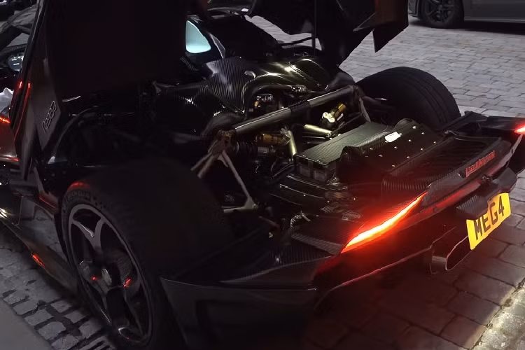 Chưa dừng lại tại đó, chiếc Regera đặc biệt này còn được trang bị gói phụ kiện Ghost Package bao gồm các nan cỡ lớn bằng sợi carbon ở đầu xe cùng cặp cánh gió ở đuôi xe. 