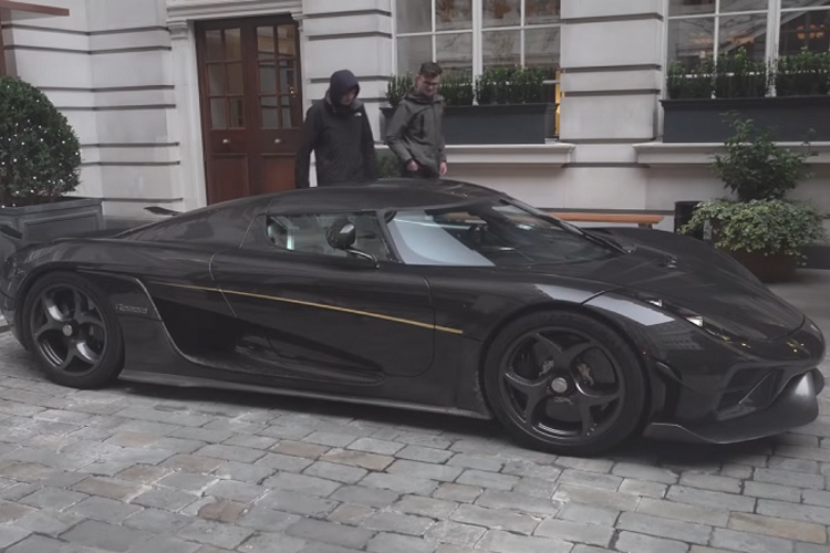 “Trái tim” của Koenigsegg Regera là động cơ tăng áp kép V8 5.0L kết hợp cùng 3 mô-tơ điện cho tổng công suất 1.500 mã lực và momen xoắn cực đại 2.000 Nm. Toàn bộ sức mạnh được truyền đến bánh sau thông qua hệ dẫn động cầu sau cùng hộp số Direct Drive (KDD) với chỉ một cấp số duy nhất.