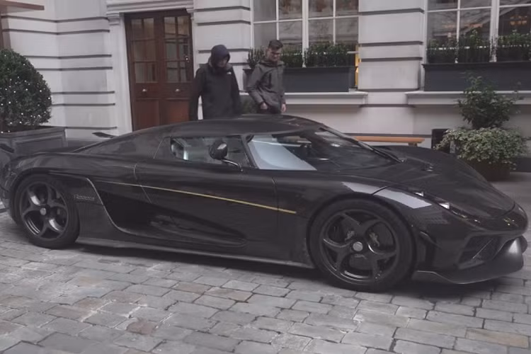 “Trái tim” của Koenigsegg Regera là động cơ tăng áp kép V8 5.0L kết hợp cùng 3 mô-tơ điện cho tổng công suất 1.500 mã lực và momen xoắn cực đại 2.000 Nm. Toàn bộ sức mạnh được truyền đến bánh sau thông qua hệ dẫn động cầu sau cùng hộp số Direct Drive (KDD) với chỉ một cấp số duy nhất.