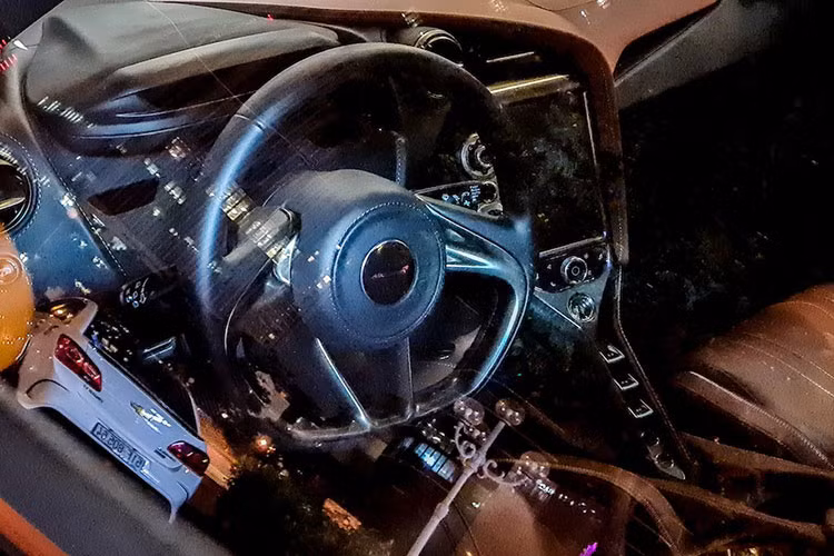 Trước khi chốt giao dịch McLaren 720S, Bảo Hưng từng tậu siêu xe Ferrari 488 GTB tại công ty nhập khẩu siêu xe này. Ngoài ra, em trai của BTV Ngọc Trinh cũng từng mua một chiếc xe Lamborghini Huracan LP580-2 chính hãng nhưng cặp đôi này nhanh chóng được bán lại.