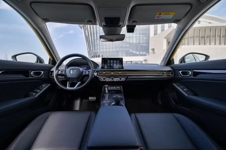 Những trang bị đáng chú ý khác của Honda Integra 2022 bao gồm tính năng ra lệnh bằng giọng nói, cửa sổ trời và sạc điện thoại thông minh không dây. Bên cạnh đó là khóa kỹ thuật số, dùng ứng dụng trên điện thoại thông minh để khởi động máy, mở cửa và cửa sổ, cũng như chìa khóa thông minh dạng thẻ.