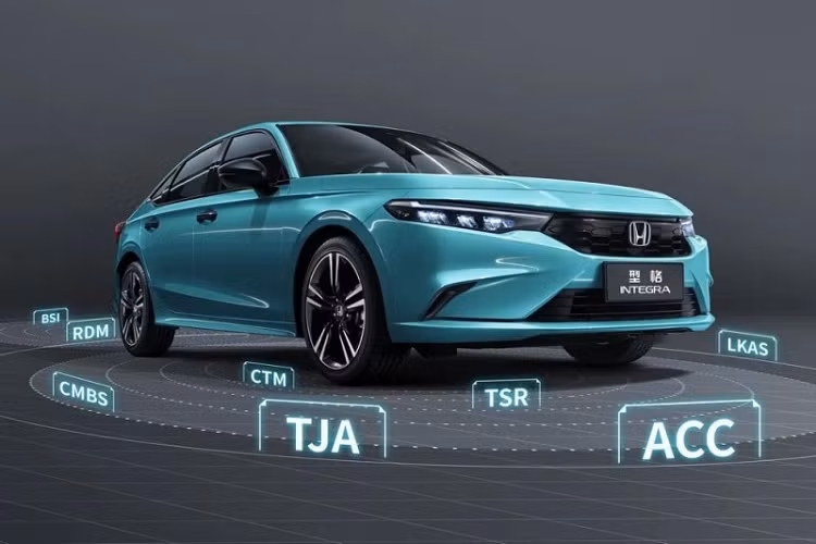 Để đảm bảo an toàn cho người dùng, mẫu sedan cỡ C này được trang bị hệ thống kiểm soát hành trình thích ứng, hỗ trợ giữ làn đường, hỗ trợ lái xe khi tắc đường, hệ thống giám sát giao thông, cảnh báo điểm mù, phanh giảm thiểu va chạm, giảm thiểu chệch làn đường và nhận diện biển báo giao thông.