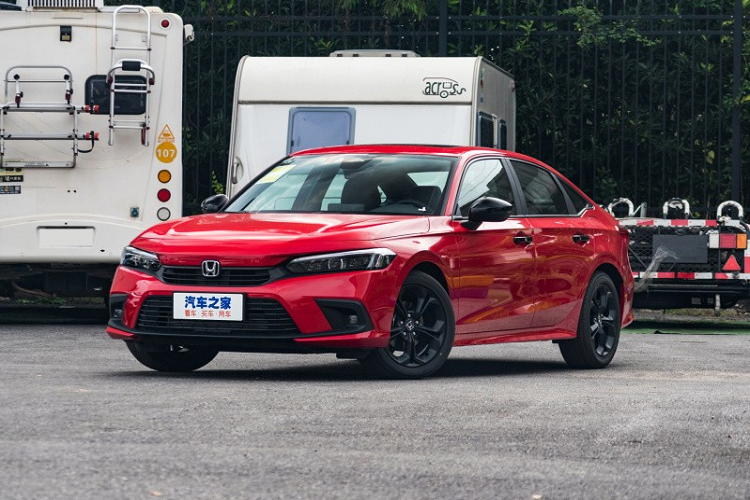 Tại đây, Integra mới được trang bị lưới tản nhiệt cỡ lớn hơn và đi kèm mắt lưới hình tổ ong, tích hợp logo của hãng Honda. Nằm hai bên lưới tản nhiệt của Honda Integra 2022 là cụm đèn pha dài và hẹp, tích hợp dải đèn LED định vị ban ngày vuốt thẳng về phía sau. Bên dưới là hốc gió trung tâm và hốc đèn sương mù trước khá nhỏ.